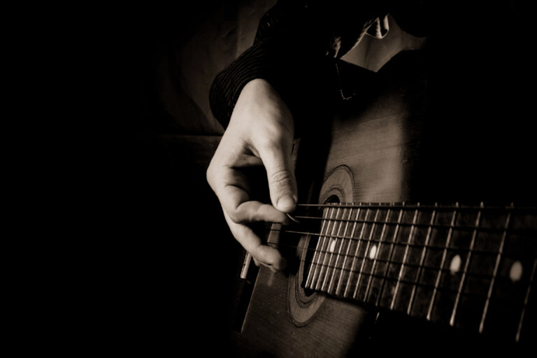 10 Guitar Habits Even Experienced Players Struggle With