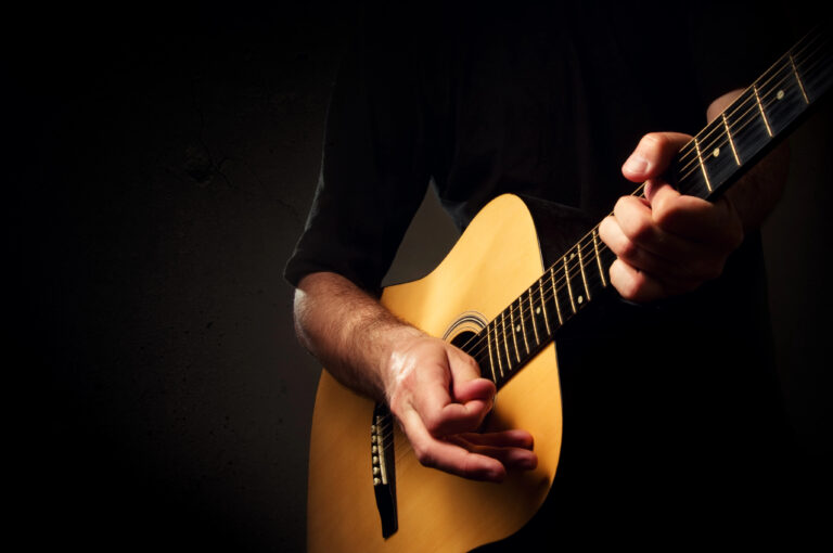 How to Play Wonderwall on Guitar: Chords, Structure and Strumming