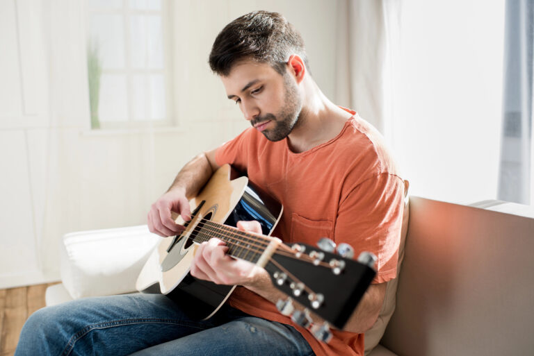 The Circle of Fifths on Guitar: Scales, Chord Progressions, and Instant Transposition